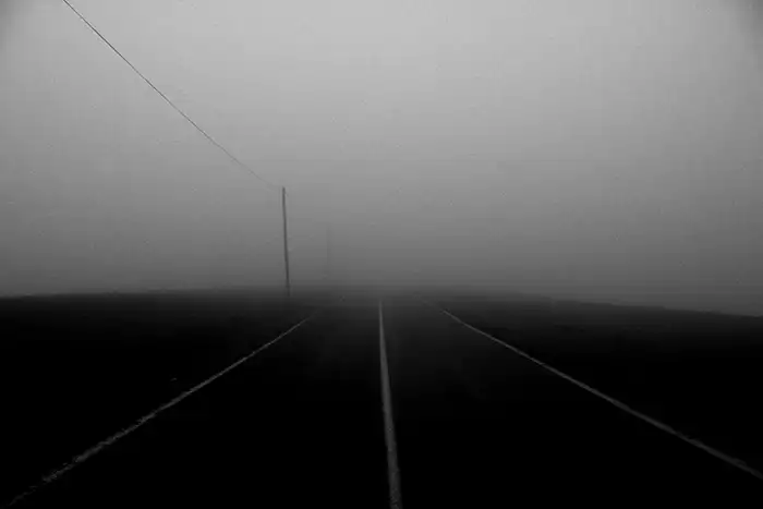 Strada e nebbia
