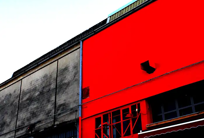 Muro grigio rosso