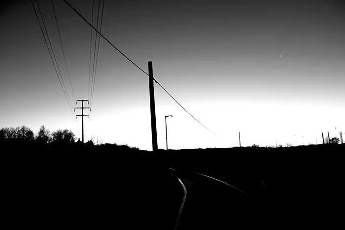 Strada al tramonto bianco e nero